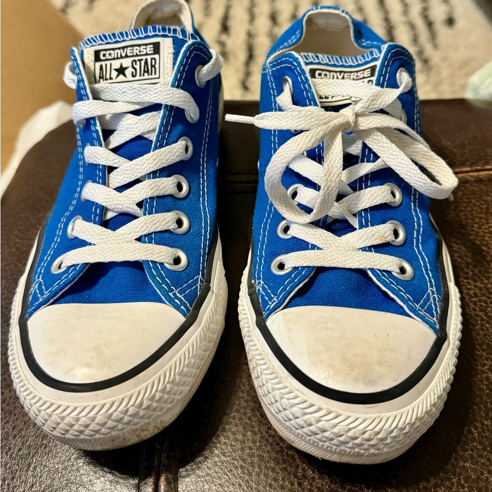Royal blue low top converse sneakers.